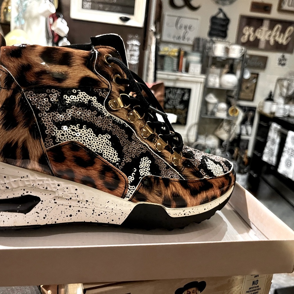 SEXY SNEAKERS